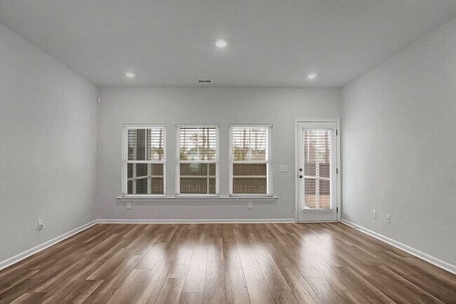 Building Photo - 5 Bedroom, 3.5 Bath, Beautiful Summerville Home, Master on Main