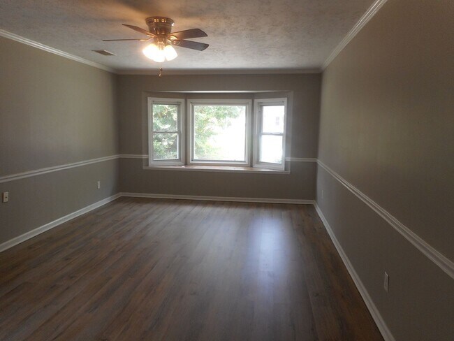 Building Photo - 3 Bedroom 2 Bath W/ Flex Room Pepperidge