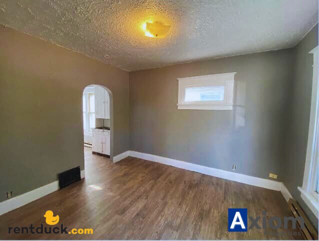 Building Photo - 322 S. 11th-Unit A (Upstairs)