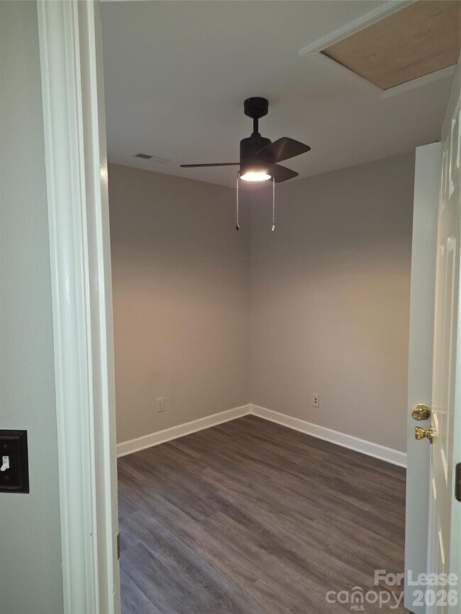 Building Photo - 935 Woodington Ln