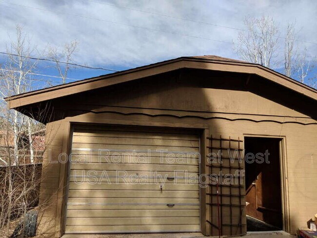 Building Photo - 422 E David Dr