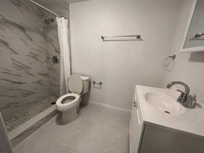 Building Photo - 1300 NE 47th Ct