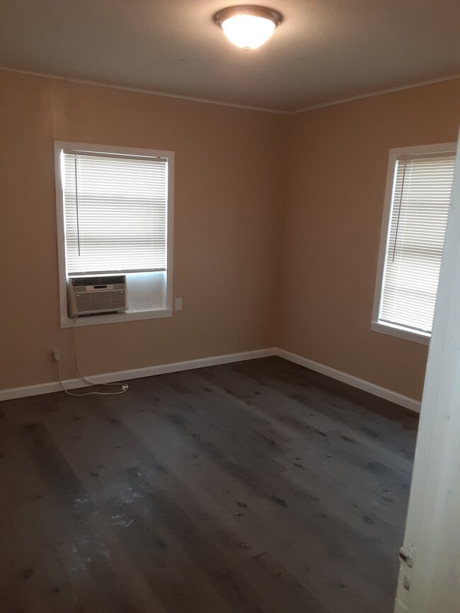 Building Photo - 300 E 12th St