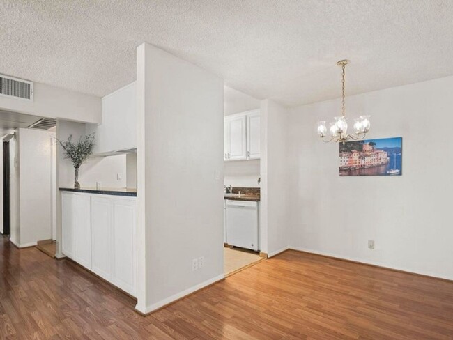 Building Photo - 2 Bedroom, 1 Bathroom Condo in Reno.  Lake...