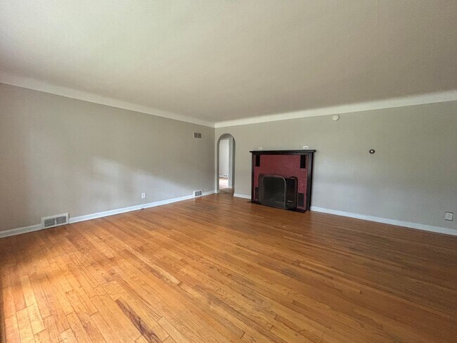 Primary Photo - 3 Bed/ 1 Bath - Single Family Home