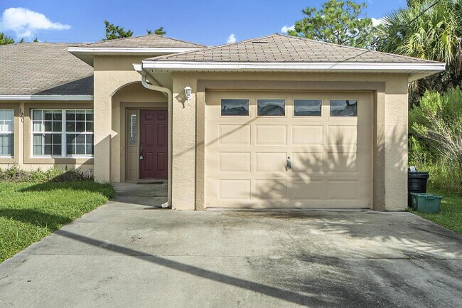 Building Photo - Popular Palm Harbor location