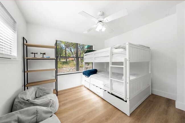 Building Photo - 18300 W Rim Dr