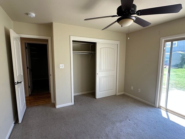 Building Photo - 3 bed 2 bath townhome!
