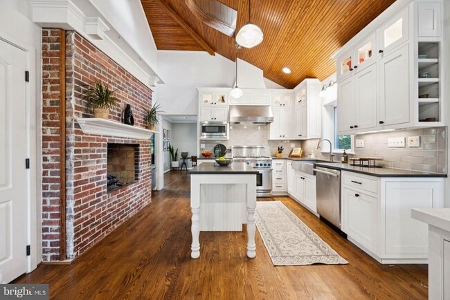 Building Photo - 6 Spring Hill Ct