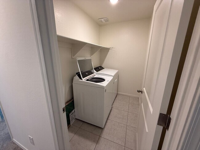 Building Photo - Spacious 5 bed 4.5 bath home in Florence, AZ!