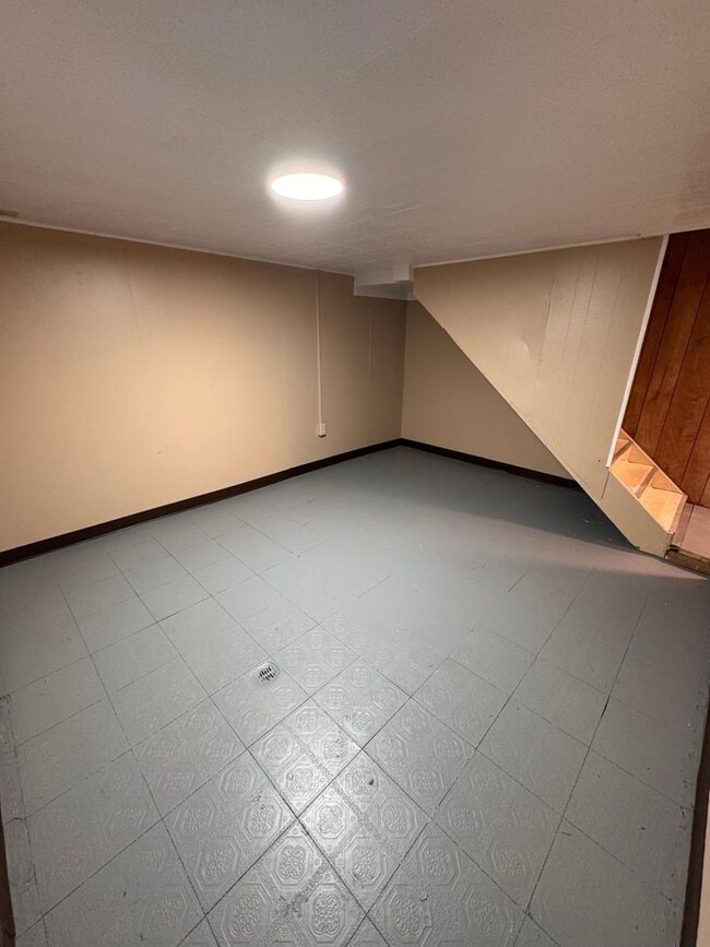 Building Photo - 853 Lawrence Ave