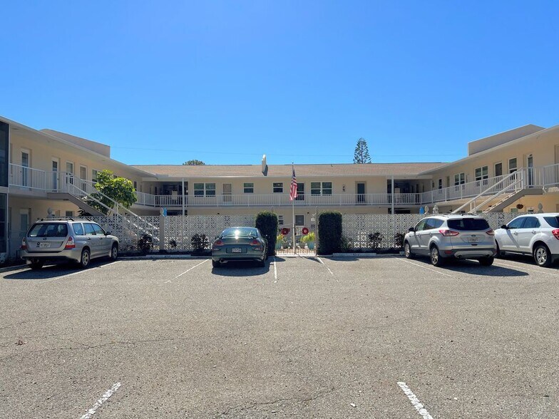 Building Photo - 509 W Venice Ave
