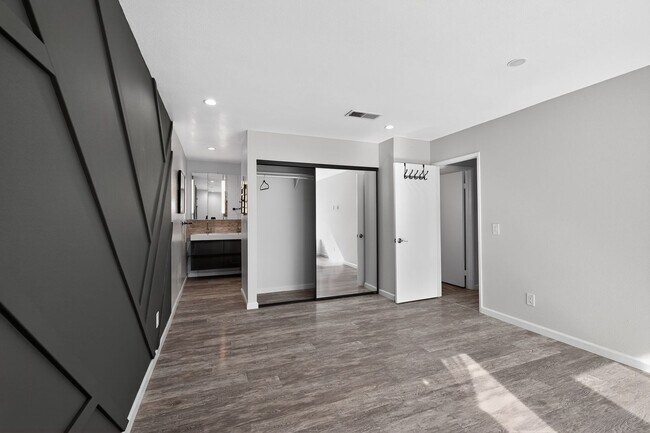 Building Photo - Santee 2 Bedroom 2 Bath Condo with Garage