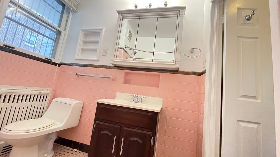 Retro Bathroom - 425 S 46th St