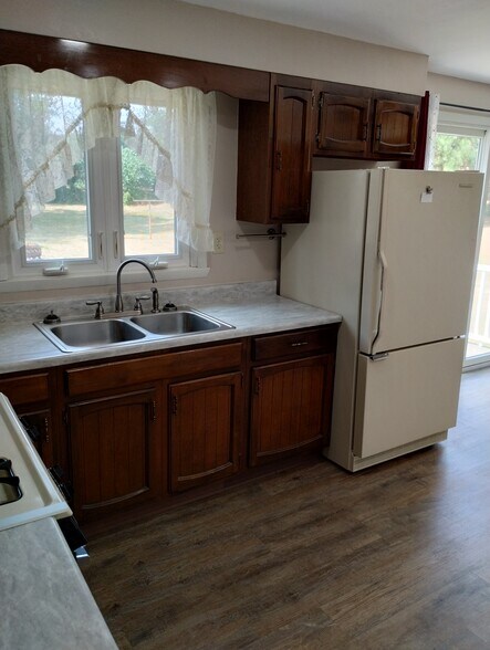 Kitchen with view to backyard - 8306 Park Rd