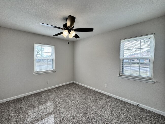 Building Photo - Fully-Renovated Ranch Home Available 03-19-26! Fenced Backyard - Pet Friendly - Washer & Dryer In...