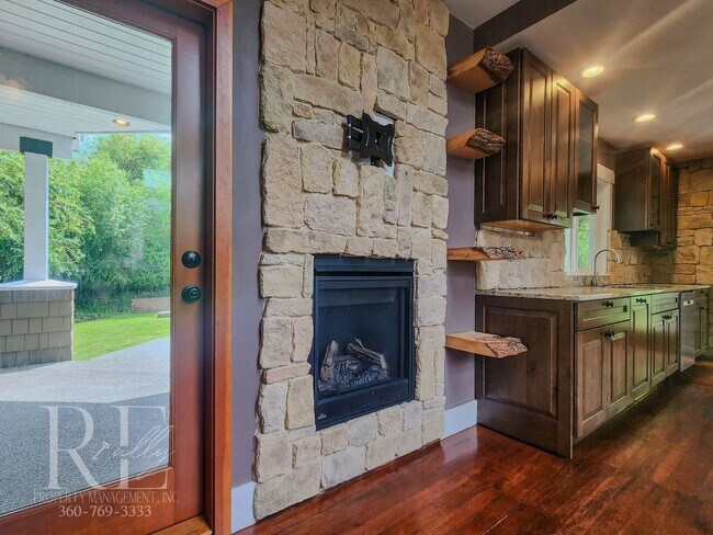 Building Photo - Stunning Water-View Haven