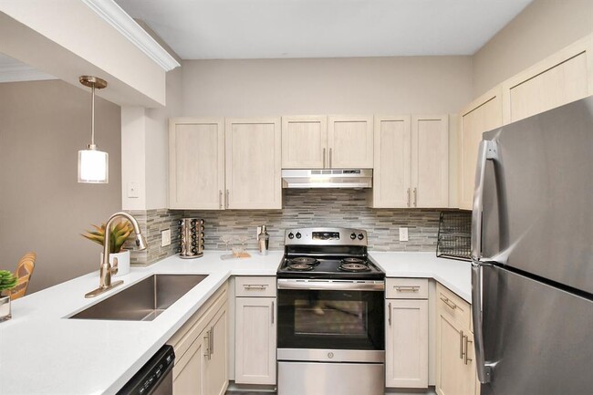 Building Photo - 3225 Woodland Park Dr