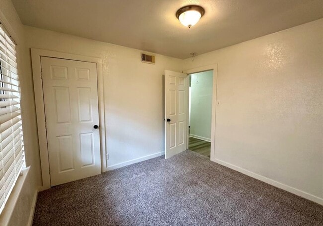 Building Photo - 530 Edgebrook Dr