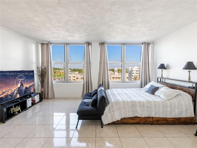 Building Photo - 2899 Collins Ave