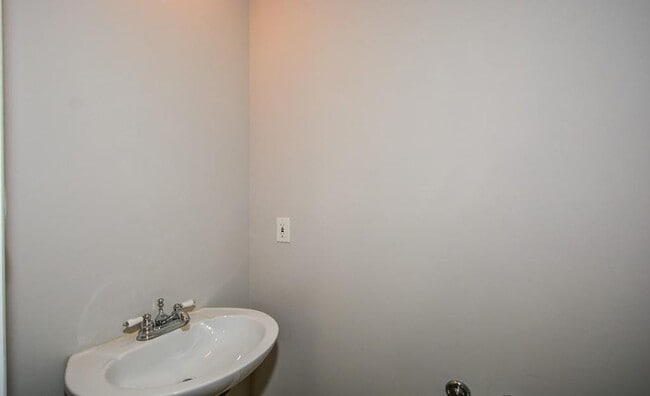Building Photo - 612 Spanish Oak Dr