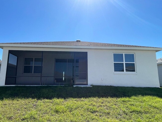 Building Photo - ***Move-In Special: 2 Weeks Free Rent! | B...