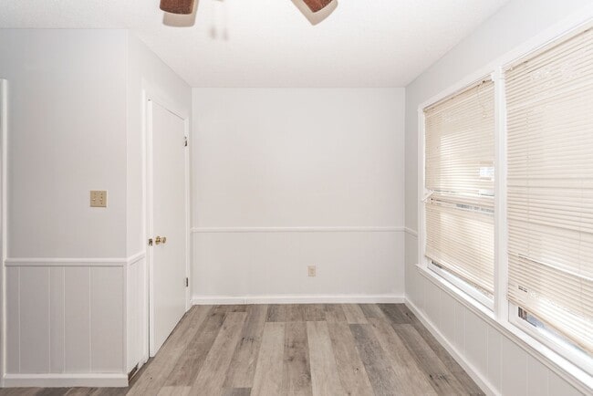 Building Photo - 2 Bedroom, 1.5 Bathroom Townhome - Summerville