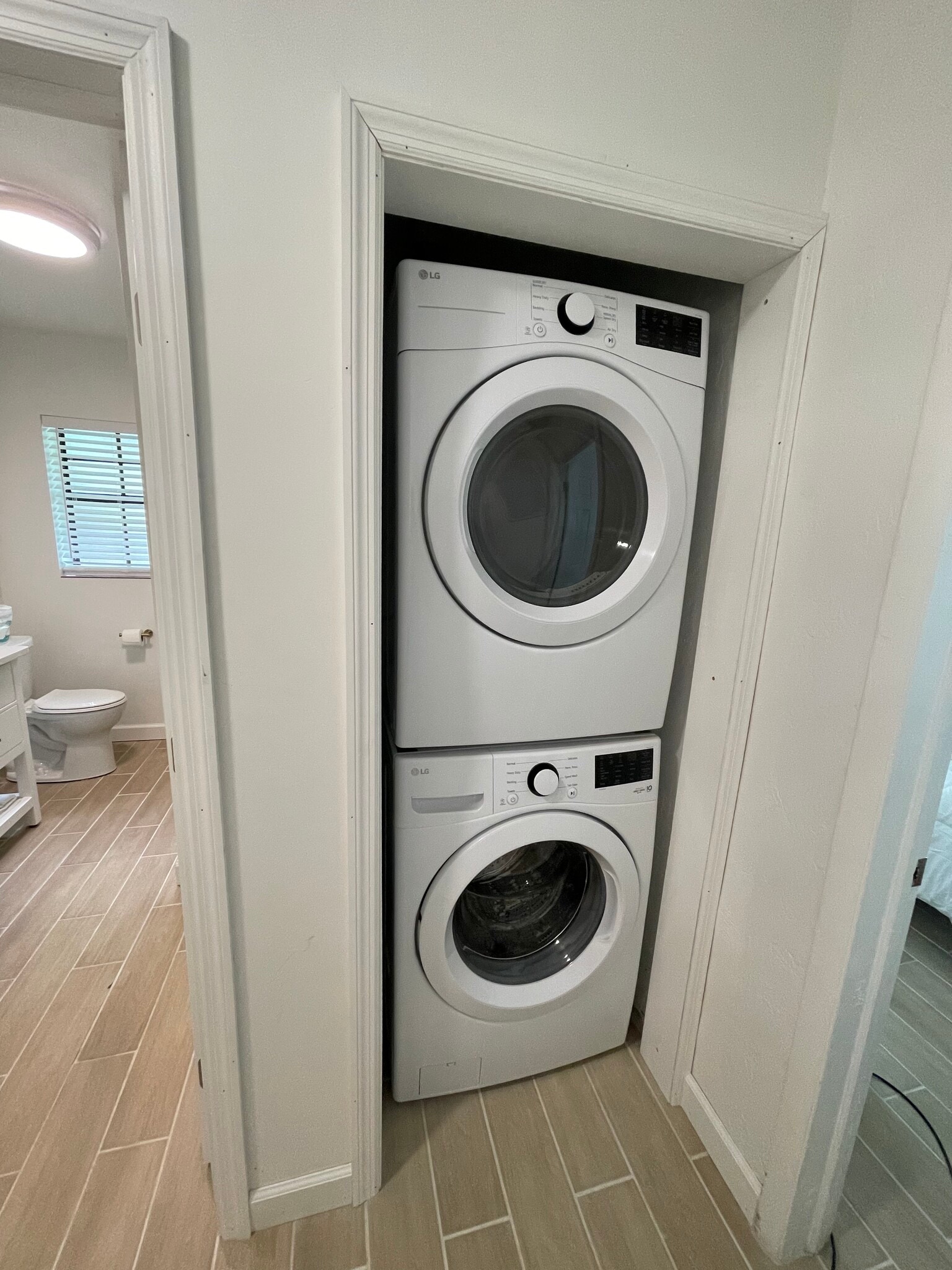 Building Photo - 104 W Osceola Ln