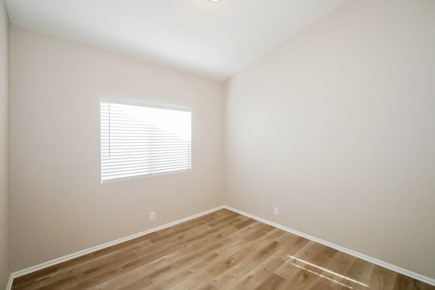 Building Photo - 1069 W Glenmere Dr