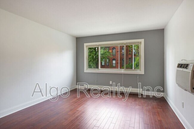 Building Photo - 729 E 16th St