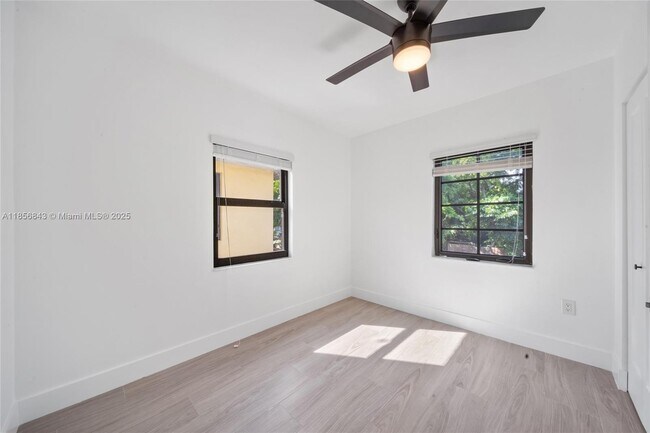 Building Photo - 4222 NE 1st Ave