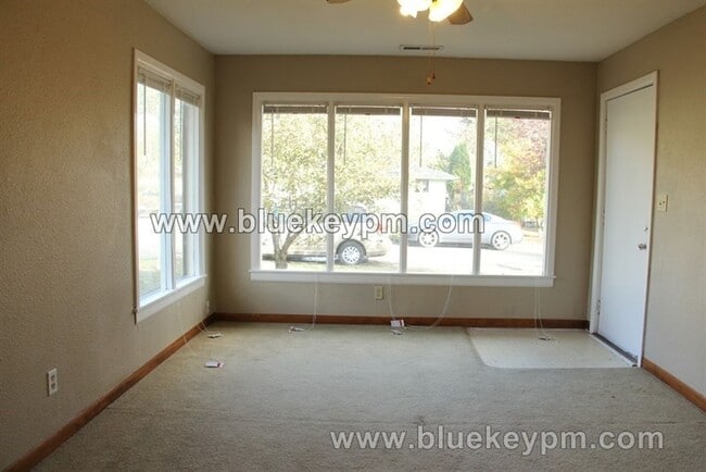 Building Photo - 2 Bed 1 Bath Home with Huge Bonus Room Nea...