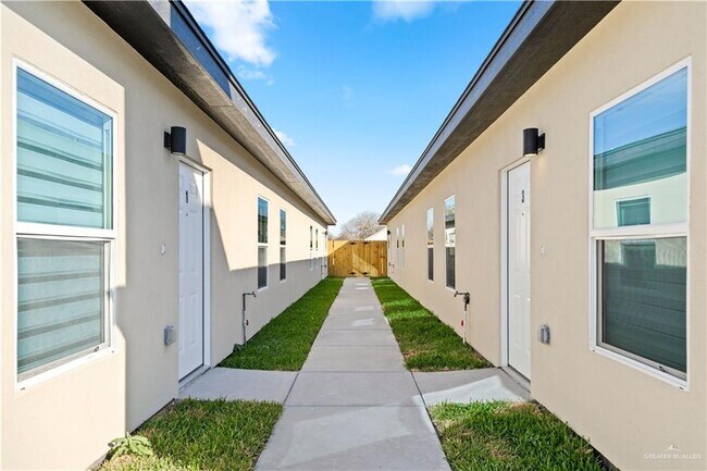 Building Photo - 16 West Dr