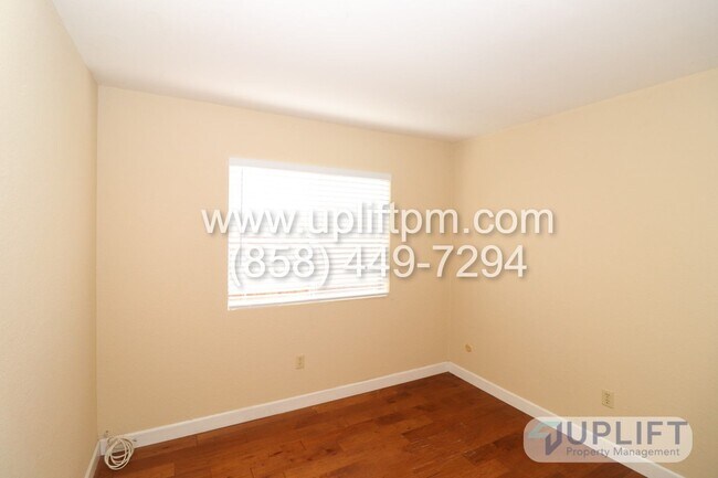 Building Photo - 3 Bed, 2 Bath House w/ 2-Car Garage, Priva...