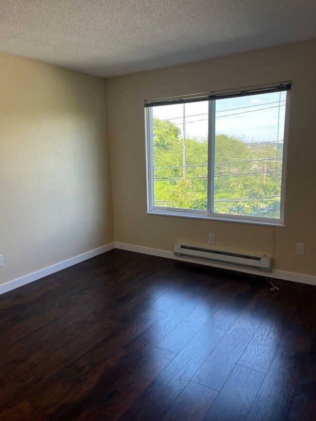 Building Photo - Spacious Renovated 2 Bed 1.5 Bath with Cor...