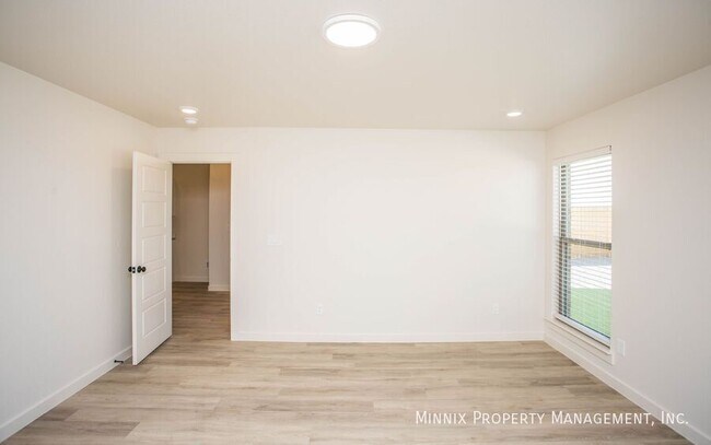 Building Photo - 2140 Langford Ave