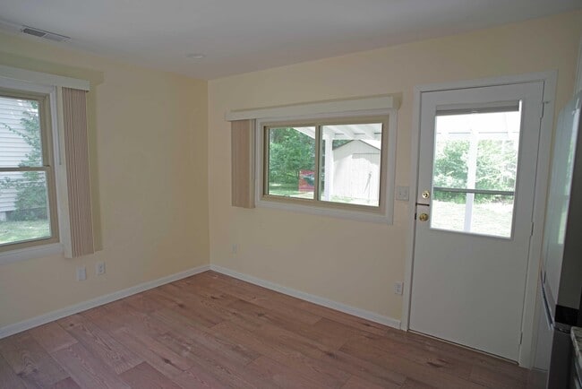 Building Photo - 1052 N Maple Rd