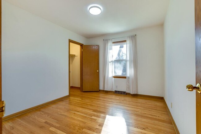 Building Photo - 638 S Segoe Rd