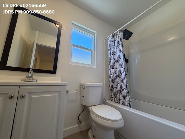 Building Photo - La Puente 7 Bedroom Home