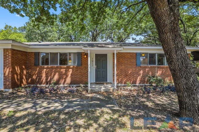 Building Photo - Welcoming 4 Bed 4 Bath Beautiful Brick Home near UNT and TWU!