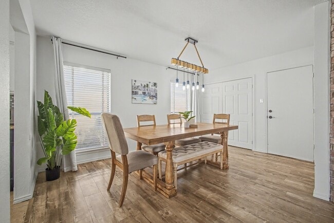 Building Photo - 913 Sandhurst Dr