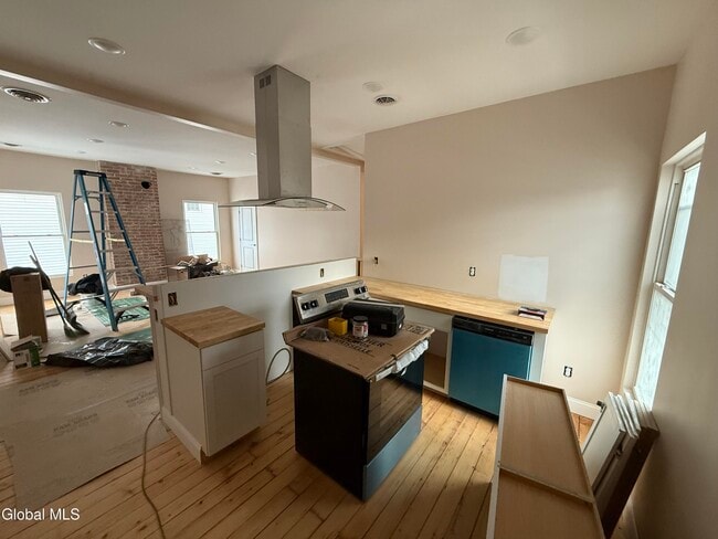 Building Photo - 253 6th Ave