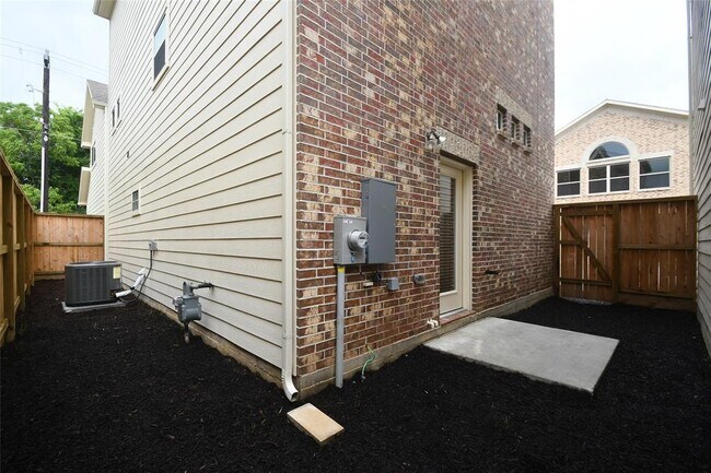 Building Photo - 11607 Main Ash Dr