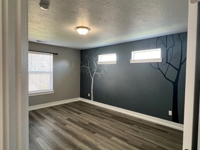 Building Photo - Great Updated Home