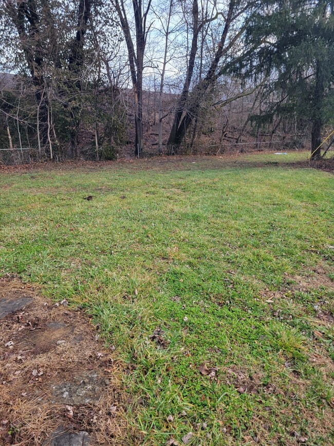 Building Photo - 606 W 11th St