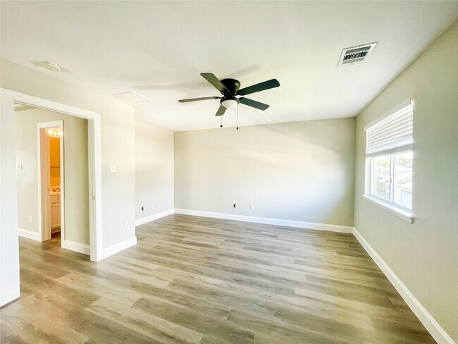 Building Photo - 11913 Longwood Garden Way