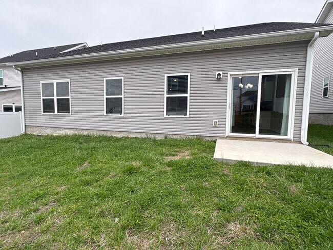 Building Photo - Beautiful 3 Bed 2 Bath Home in Shelbyville