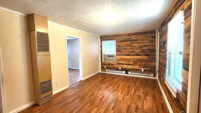 Building Photo - 2 Bed 1 Bath 1 Car  Detached Garage in Chesser Addn Midwest City