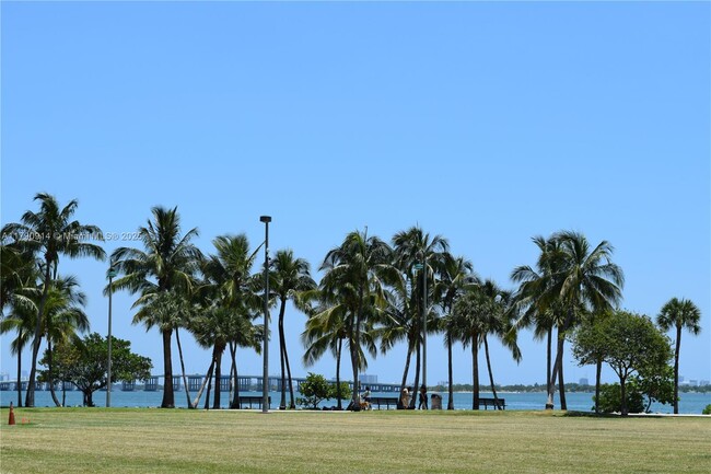 Building Photo - 1900 N Bayshore Dr