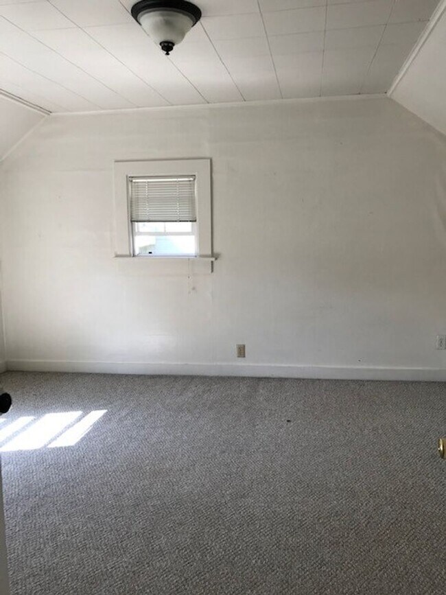 Building Photo - 3 Bedroom, 1 Bathroom Home in Sunnyland! Lawncare included with ample parking